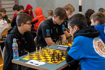 Młodzi szachiści w grze