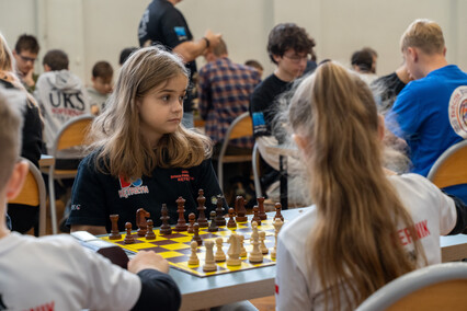 Młodzi szachiści w grze