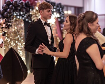 \"Ten wieczór należy do was\". Studniówka II LO