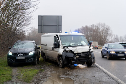 Wjechał w pojazd ciężarowy. Trafił do szpitala