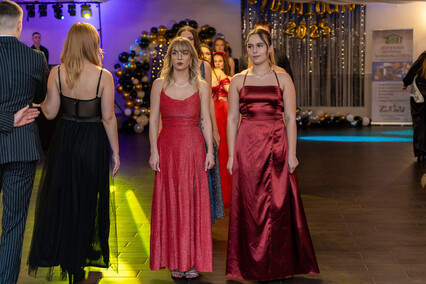 \"Dziś zapomnijmy o nauce, książkach, szkole\". Studniówka ZSISiU