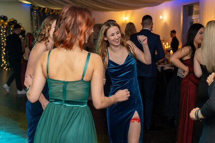 \"Dziś zapomnijmy o nauce, książkach, szkole\". Studniówka ZSISiU