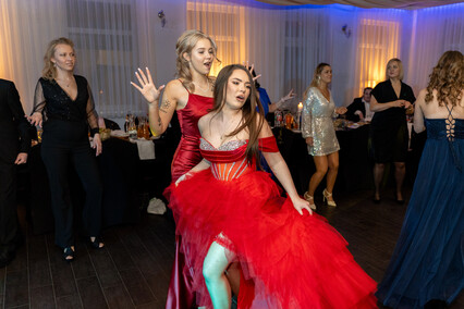 \"Dziś zapomnijmy o nauce, książkach, szkole\". Studniówka ZSISiU