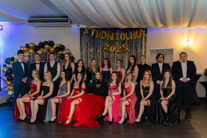 \"Dziś zapomnijmy o nauce, książkach, szkole\". Studniówka ZSISiU