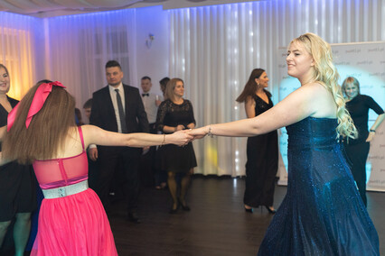 \"Dziś zapomnijmy o nauce, książkach, szkole\". Studniówka ZSISiU