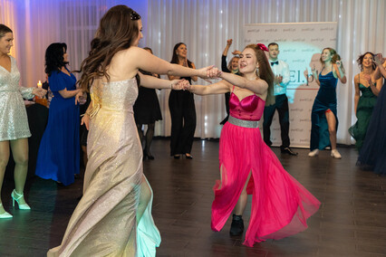 \"Dziś zapomnijmy o nauce, książkach, szkole\". Studniówka ZSISiU