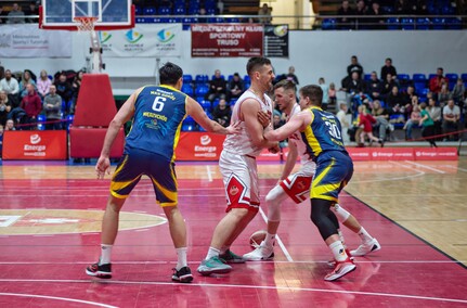 Koszykarze postraszyli lidera