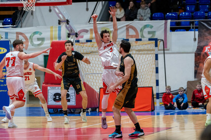 Play off się oddala