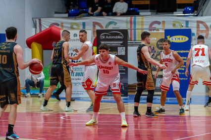 Play off się oddala