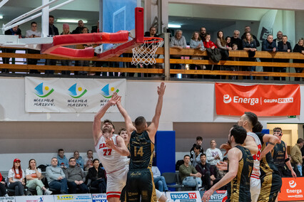 Play off się oddala