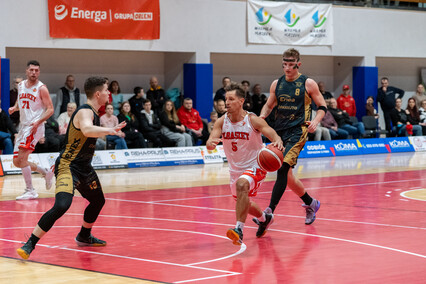 Play off się oddala