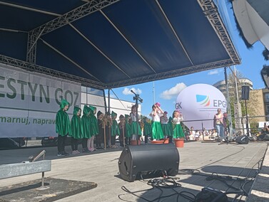 Przynieśli odpady, wyszli z kwiatami