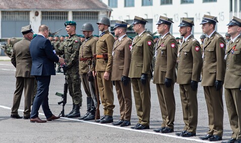 Pododdział z Westerplatte na święcie 16 pułku