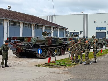 Pododdział z Westerplatte na święcie 16 pułku