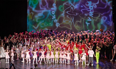 Taneczna osiemnastka szkoły Broadway