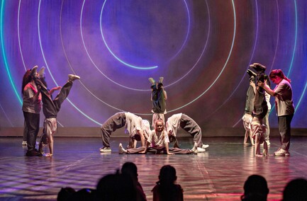 Taneczna osiemnastka szkoły Broadway