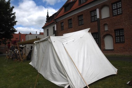 Truso na dziedzińcu muzeum