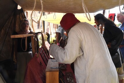 Truso na dziedzińcu muzeum