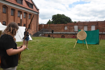 Truso na dziedzińcu muzeum