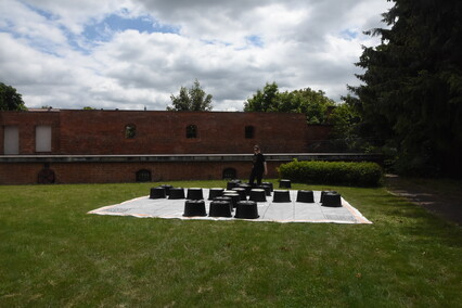 Truso na dziedzińcu muzeum