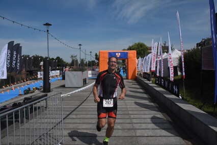 Triathloniści w sercu starówki