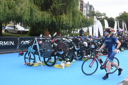 Triathloniści w sercu starówki