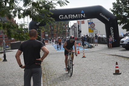 Triathloniści w sercu starówki