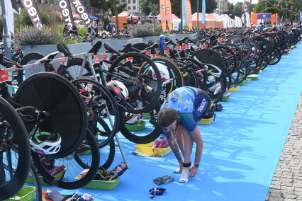 Triathloniści w sercu starówki