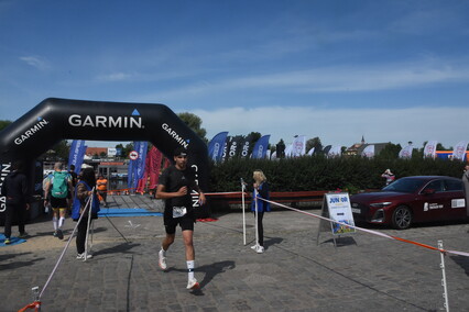 Triathloniści w sercu starówki