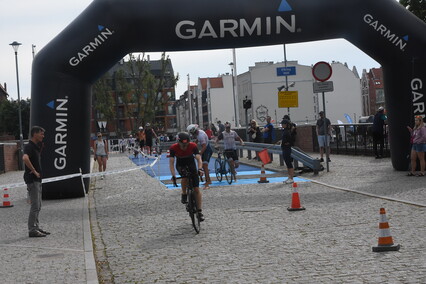 Triathloniści w sercu starówki