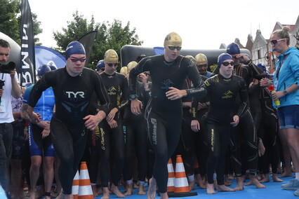 Triathloniści w sercu starówki