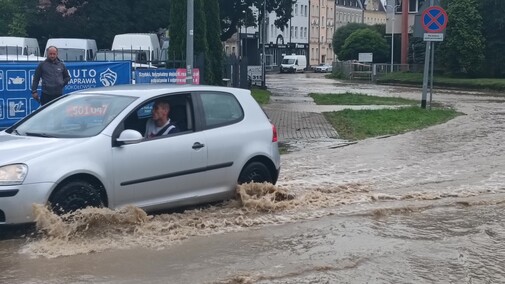 Kumiela też wylała. Zalana ul. Związku Jaszczurczego i okolice