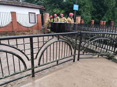 Kumiela też wylała, zalana ul. Związku Jaszczurczego