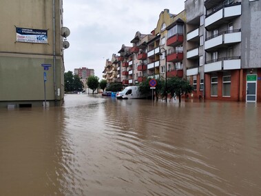 Kumiela też wylała. Zalana ul. Związku Jaszczurczego i okolice