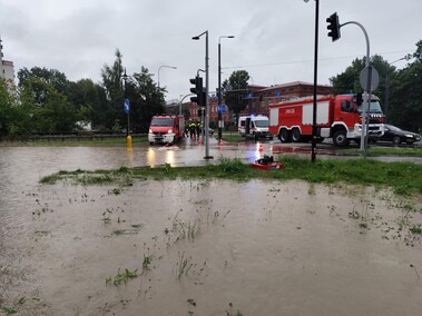 Kumiela też wylała. Zalana ul. Związku Jaszczurczego i okolice