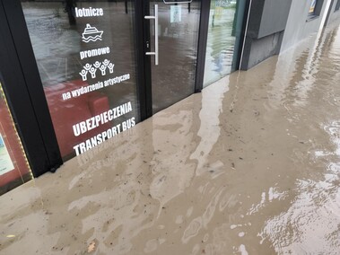 Kumiela też wylała. Zalana ul. Związku Jaszczurczego i okolice