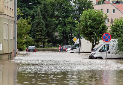 Szpital uratowany przed wodą, okolice zalane