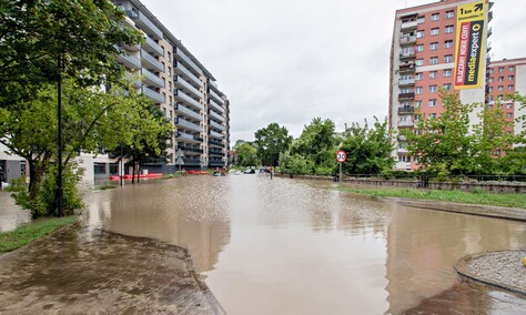 Szpital uratowany przed wodą, okolice zalane