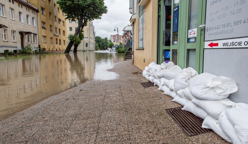 Szpital uratowany przed wodą, okolice zalane
