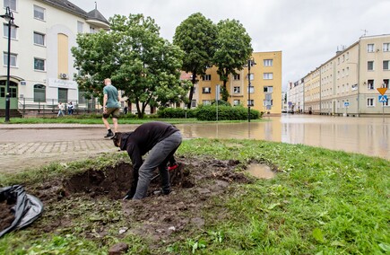 Szpital uratowany przed wodą, okolice zalane