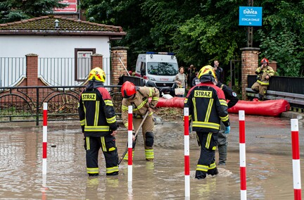 Szpital uratowany przed wodą, okolice zalane