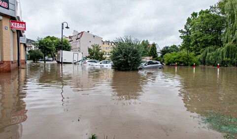 Szpital uratowany przed wodą, okolice zalane