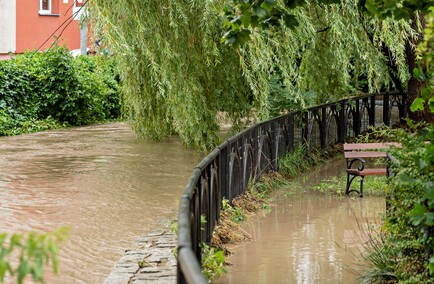 Szpital uratowany przed wodą, okolice zalane