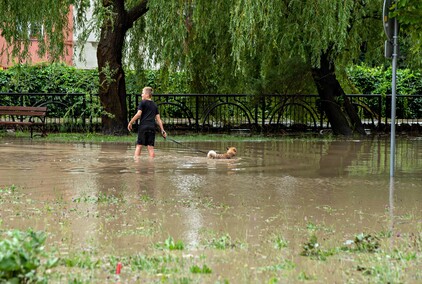 Szpital uratowany przed wodą, okolice zalane