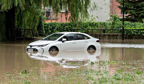 Szpital uratowany przed wodą, okolice zalane