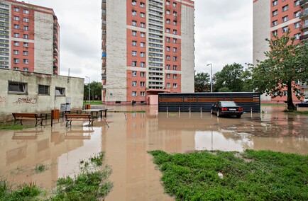 Szpital uratowany przed wodą, okolice zalane