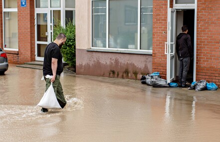 Szpital uratowany przed wodą, okolice zalane