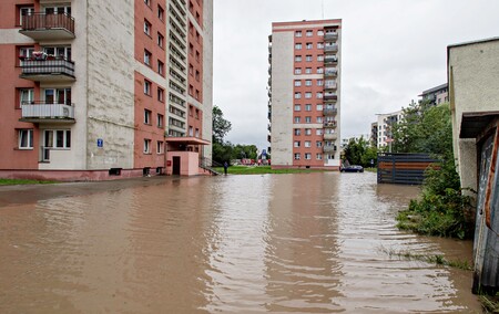 Szpital uratowany przed wodą, okolice zalane