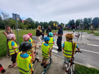 Hulajnogą tylko w kasku i w pojedynkę