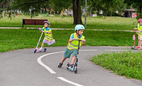 Hulajnogą tylko w kasku i w pojedynkę